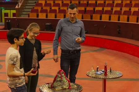 Kitörően elsöprő rendhagyó óra – Simon Dániel vulkánokról adott elő a manézsban!